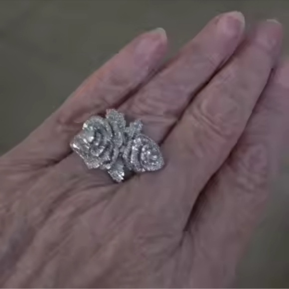 Rose Elegant Silver Floral Ring - Picture 4 of 14